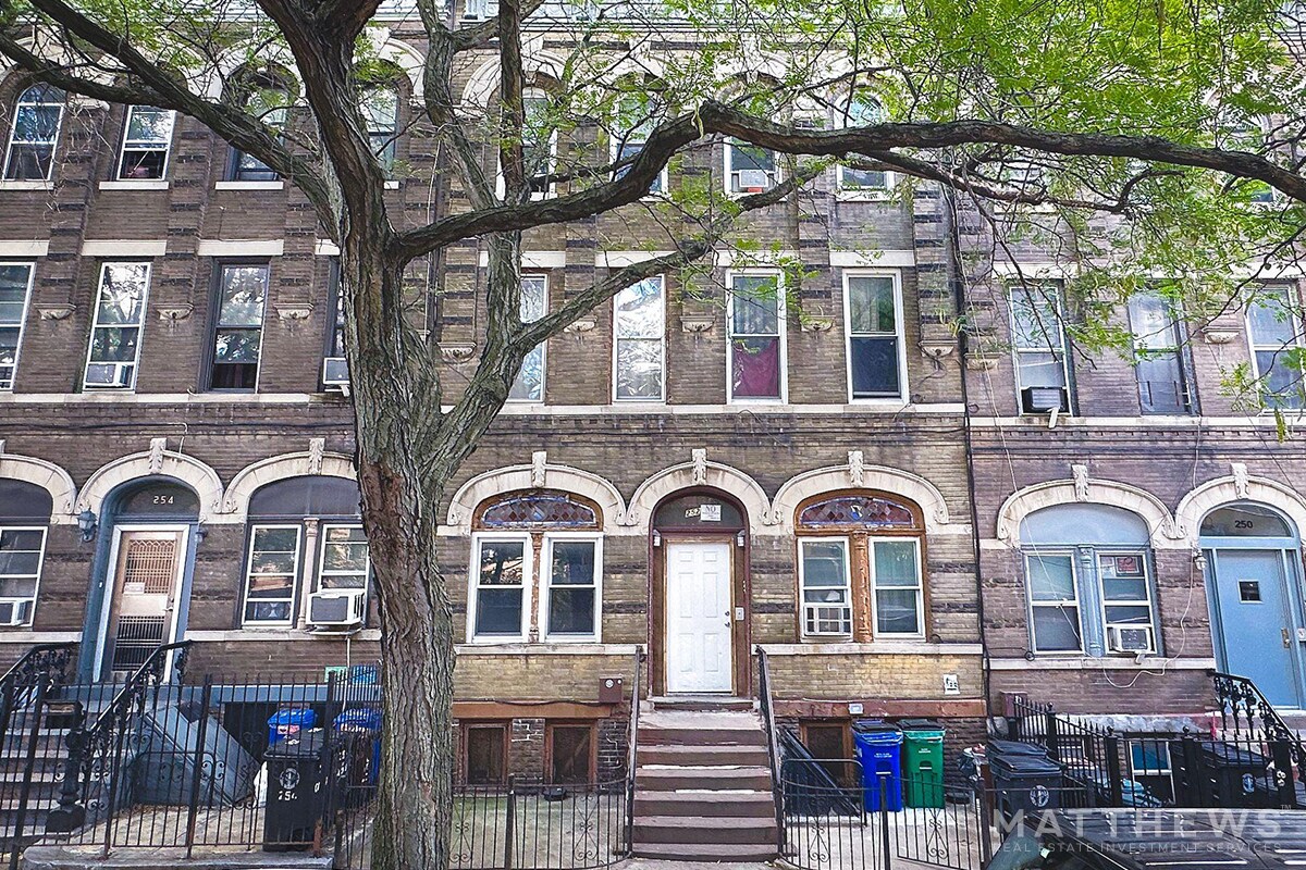 252 Cornelia St, Brooklyn, NY à vendre Photo de l’immeuble– Image 1 sur 4