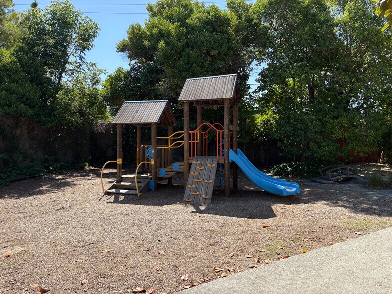 4161 Alma St, Palo Alto, CA à louer - Photo de l’immeuble – Image 3 sur 3