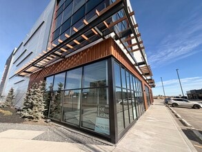 115 Water St SE, Calgary, AB à louer Photo de l’immeuble– Image 2 sur 4