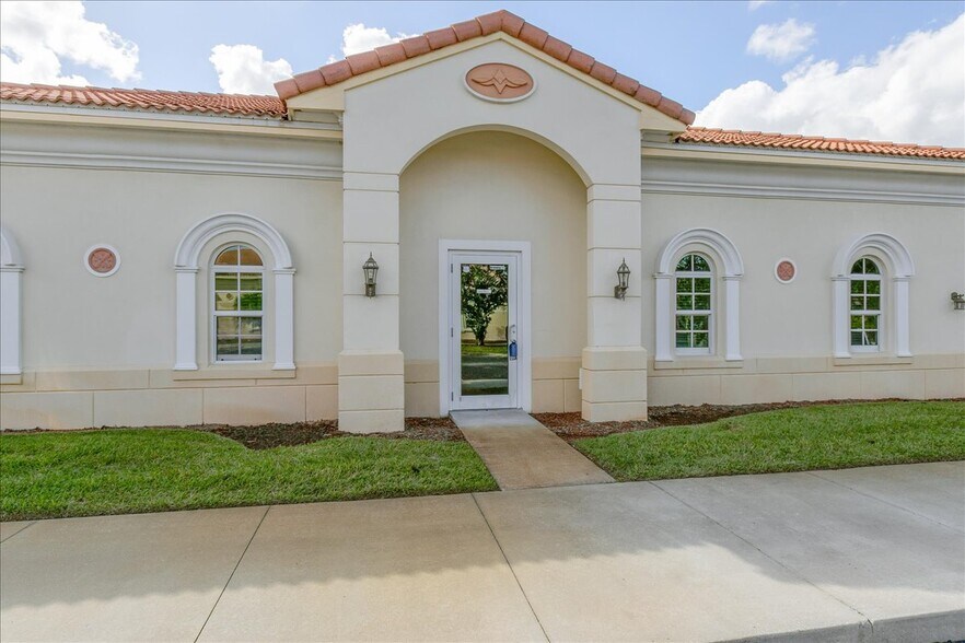 8043 Spyglass Hill Rd, Melbourne, FL à louer - Photo de l’immeuble – Image 2 sur 18