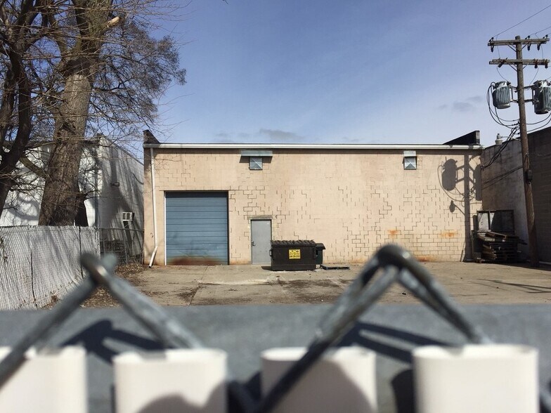 964 E 10 Mile Rd, Hazel Park, MI à louer - Photo de l’immeuble – Image 2 sur 9