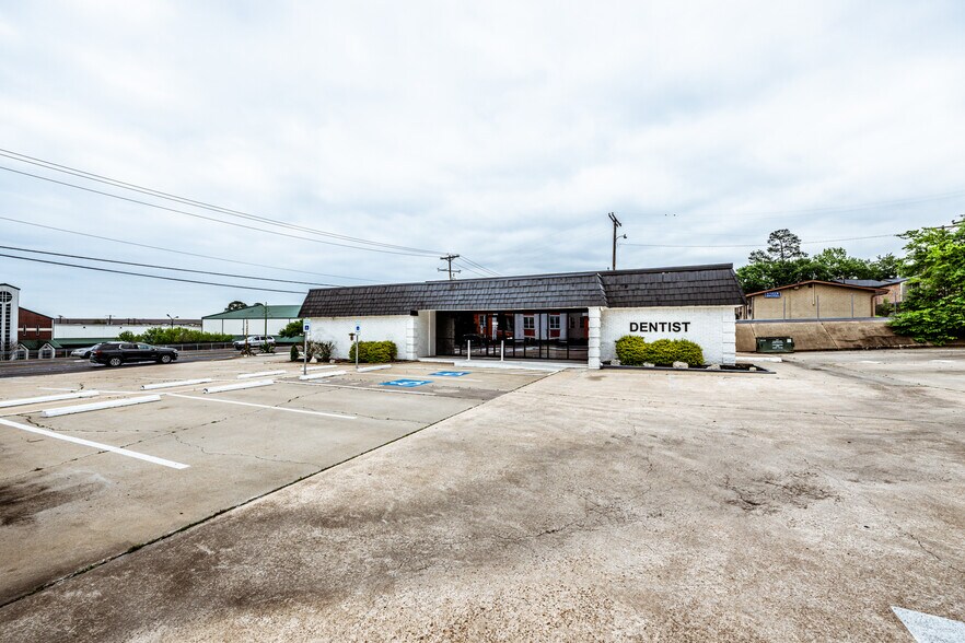 2402 Sam Houston Ave, Huntsville, TX à vendre - Photo de l’immeuble – Image 3 sur 20