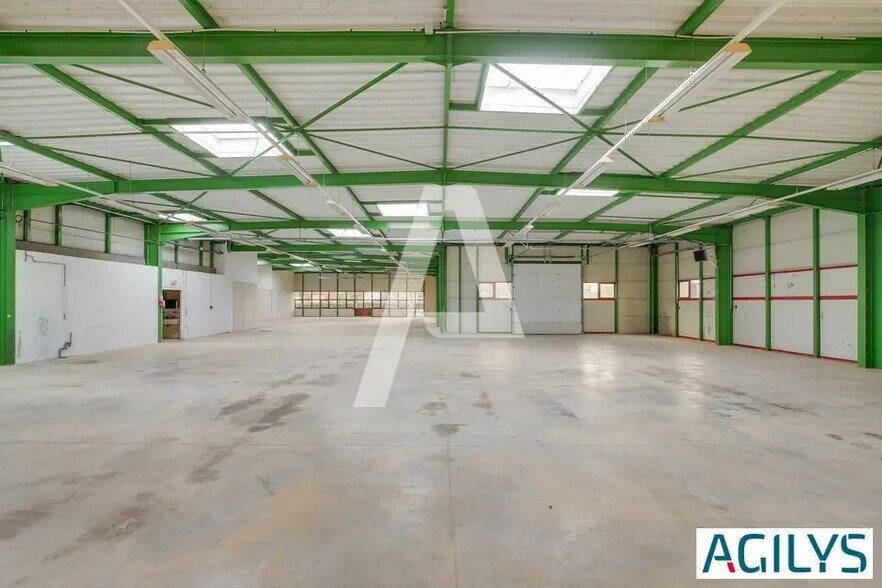 Local d’activités dans Saint-Thibault-des-Vignes à louer - Photo intérieure – Image 2 sur 9