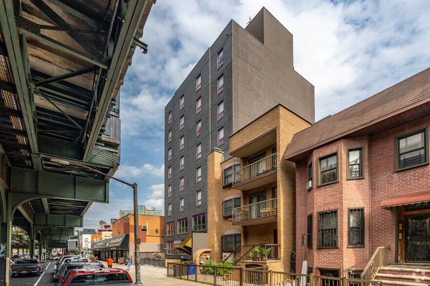 30-17 31st St, Astoria, NY à louer - Photo de l’immeuble – Image 2 sur 16