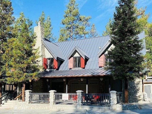 54950 Pine Crest Ave, Idyllwild, CA à louer Photo de l’immeuble– Image 1 sur 7