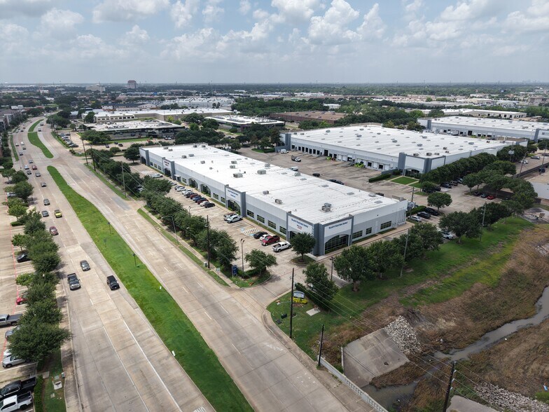 10650 W Airport Blvd, Stafford, TX à louer - Photo de l’immeuble – Image 2 sur 8