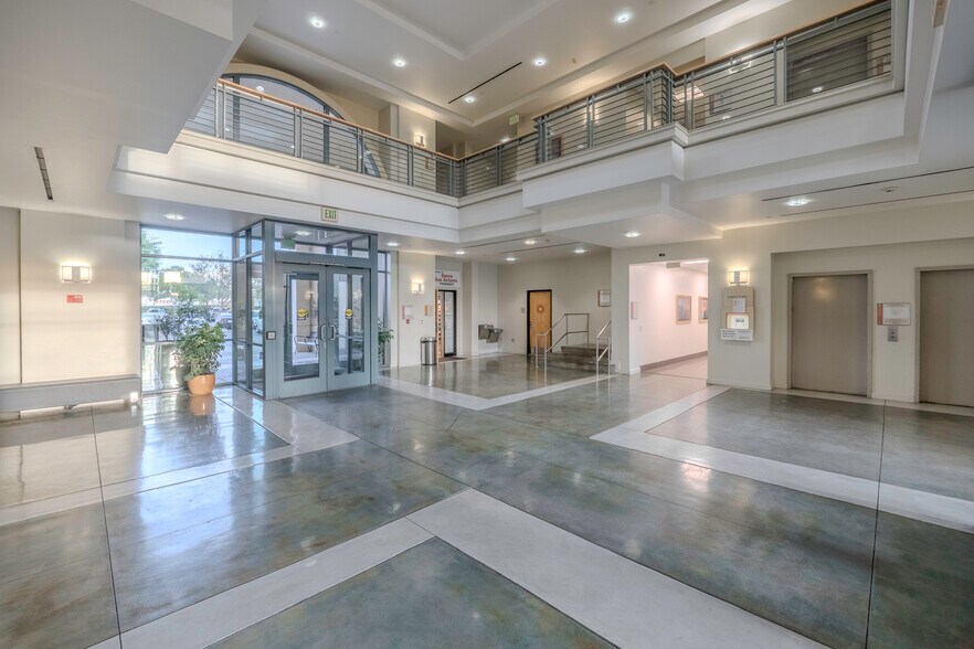 16465 Sierra Lakes Pky, Fontana, CA à louer - Photo intérieure – Image 3 sur 18