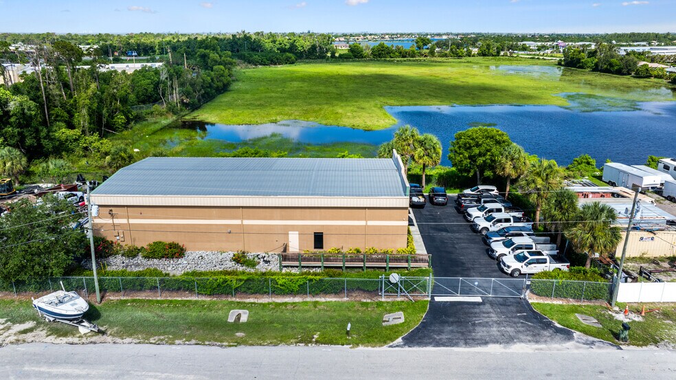 17520 Rockefeller Cir, Fort Myers, FL à vendre - Photo de l’immeuble – Image 2 sur 14
