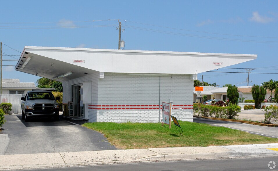 1631 E Sample Rd, Pompano Beach, FL à vendre - Photo de l’immeuble – Image 3 sur 35