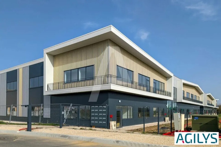 Local d’activités dans Villebon-sur-Yvette à louer - Photo de l’immeuble – Image 1 sur 12