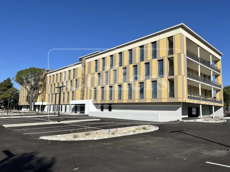 230 A Rue Frédéric Joliot Curie, Aix-en-Provence à louer - Photo de l’immeuble – Image 2 sur 15