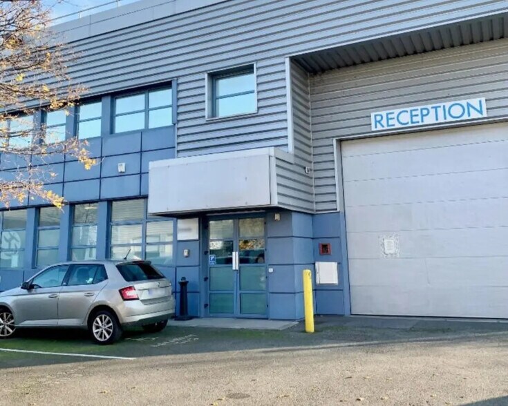 Local d’activités dans La Courneuve à louer - Photo de l’immeuble – Image 2 sur 5