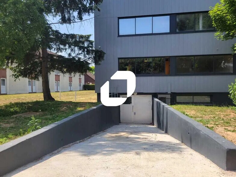 Local d’activités dans Les Ulis à louer - Photo de l’immeuble – Image 2 sur 7