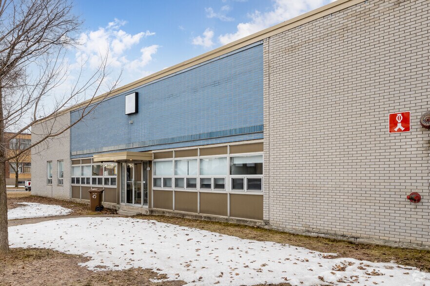2720 Rue Duchesneau, Montréal, QC à louer - Photo de l’immeuble – Image 2 sur 5