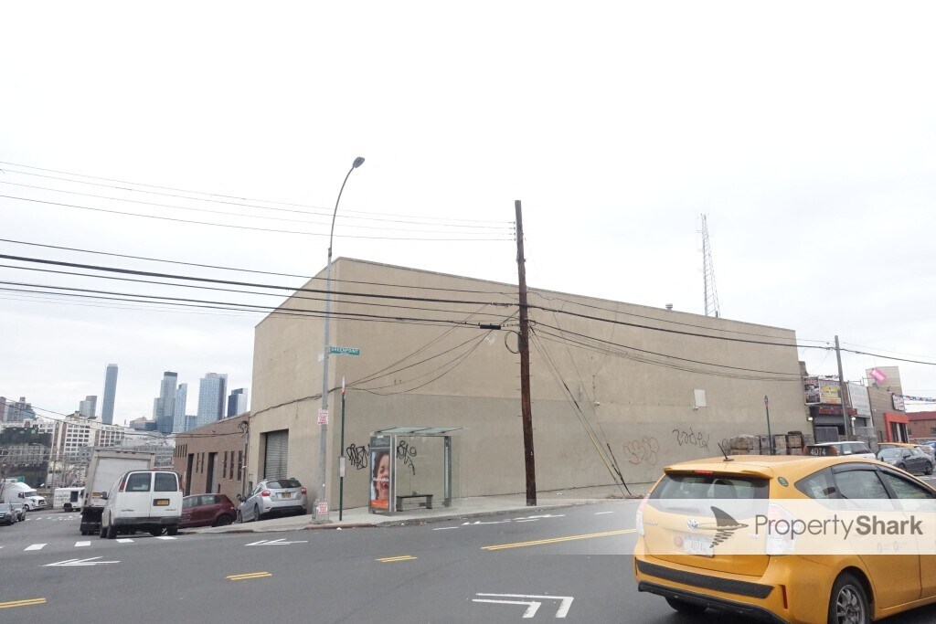 3405 Greenpoint Ave, Long Island City, NY à vendre Photo de l’immeuble– Image 1 sur 4