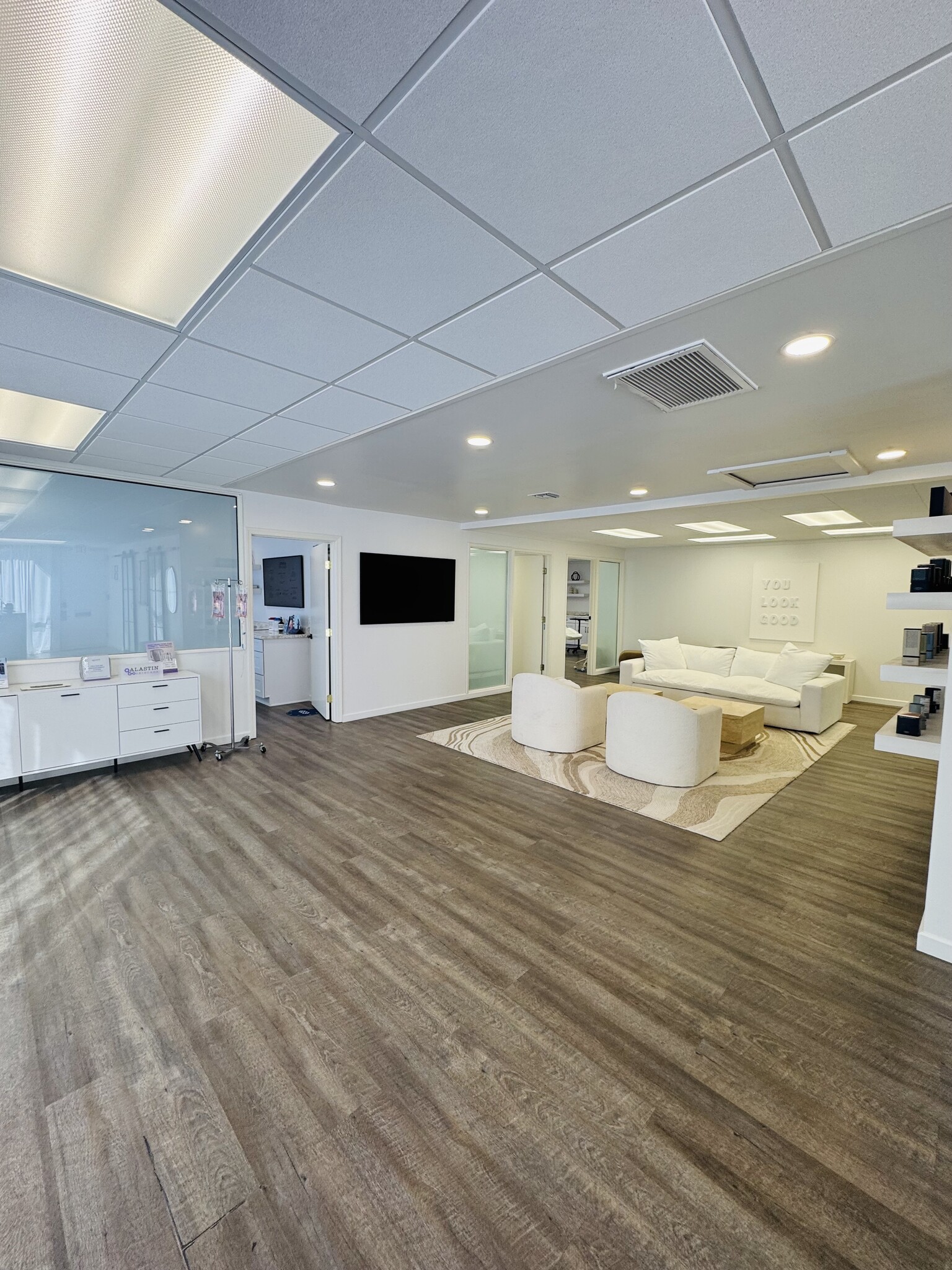 220 Newport Center Dr, Newport Beach, CA à louer Photo intérieure– Image 1 sur 6