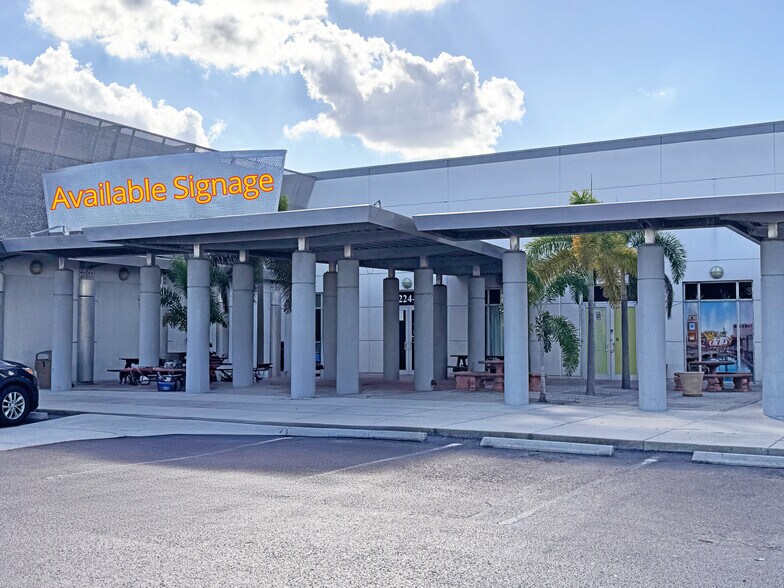 4224 S Cleveland Ave, Fort Myers, FL à louer - Photo de l’immeuble – Image 2 sur 7