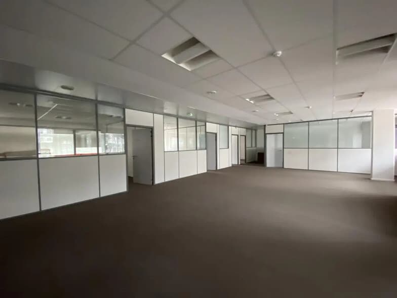 Bureau dans Ivry-sur-Seine à vendre - Photo de l’immeuble – Image 2 sur 16
