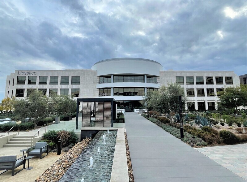 9390 Towne Centre Dr, San Diego, CA à louer - Photo de l’immeuble – Image 2 sur 2