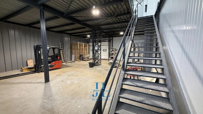 Plus de détails pour Local d'activités à louer