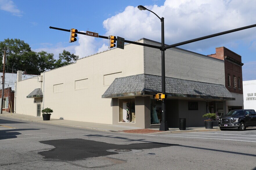 101 E Main St, Elkin, NC à vendre - Photo de l’immeuble – Image 2 sur 18