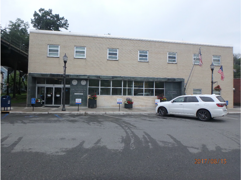 314 W Edgar Ave, Ronceverte, WV à louer - Photo de l’immeuble – Image 3 sur 5