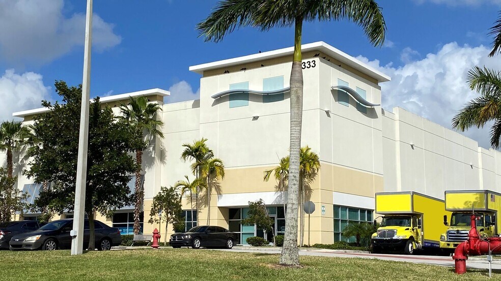 1315 N Jog, West Palm Beach, FL à louer - Photo de l’immeuble – Image 3 sur 16