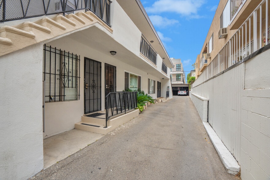 1010 N Orange Grove Ave, West Hollywood, CA à vendre - Photo de l’immeuble – Image 3 sur 20