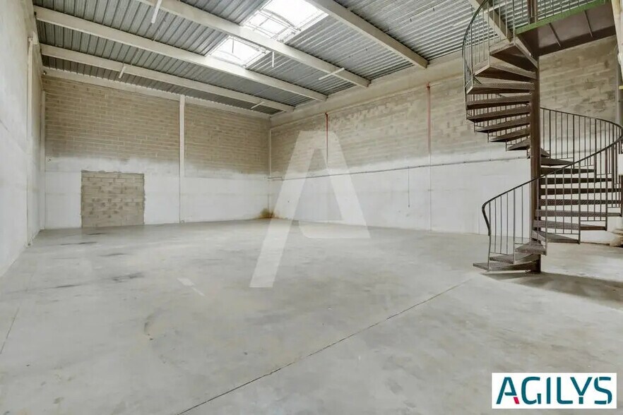 Local d’activités dans Les Ulis à louer - Photo de l’immeuble – Image 3 sur 5