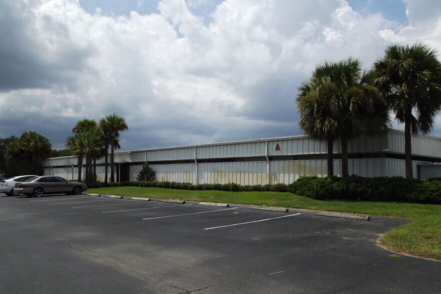 1300 S Duncan Dr, Tavares, FL à louer - Photo de l’immeuble – Image 3 sur 7
