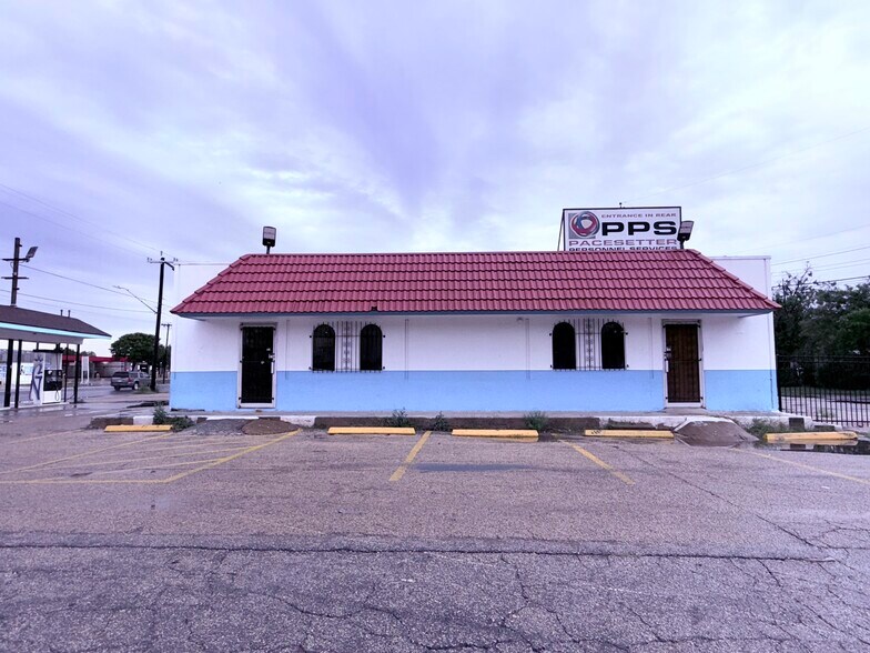 1246 S General McMullen Dr, San Antonio, TX à louer - Photo de l’immeuble – Image 2 sur 5