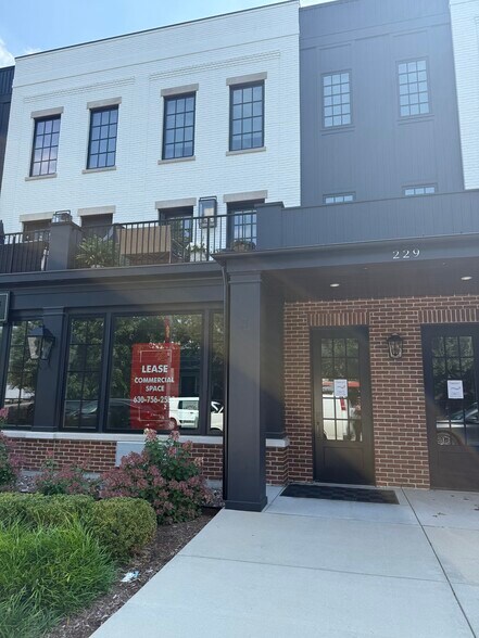 223-225 Burlington Ave, Clarendon Hills, IL à louer - Photo de l’immeuble – Image 3 sur 10