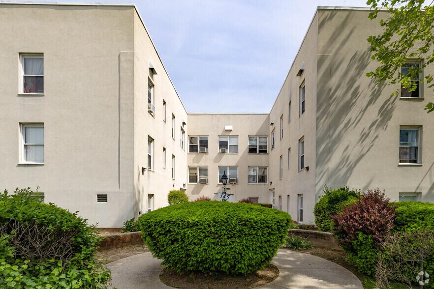 145 Maple Ave, Rockville Centre, NY à vendre - Photo de l’immeuble – Image 3 sur 18