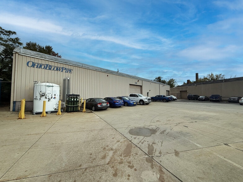 Manufacturing Facility with Office portefeuille de 3 biens à vendre sur LoopNet.fr - Photo de l’immeuble – Image 1 sur 8