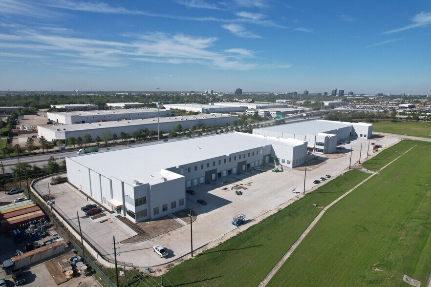 16410 Central Green Blvd, Houston, TX à louer - Photo de l’immeuble – Image 2 sur 5