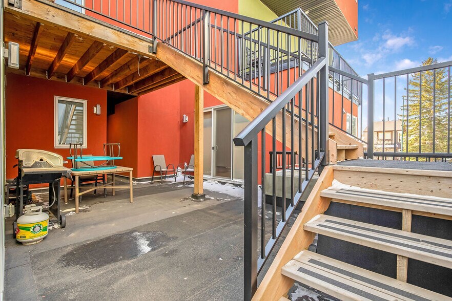 2226 Westmount Rd NW, Calgary, AB à vendre - Photo de l’immeuble – Image 2 sur 14