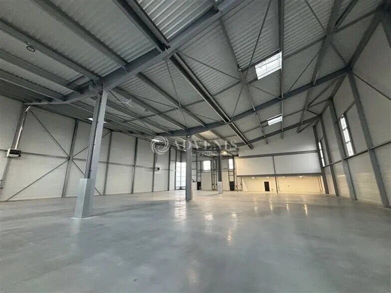 Local d’activités dans Limeil-Brévannes à louer - Photo de l’immeuble – Image 3 sur 9