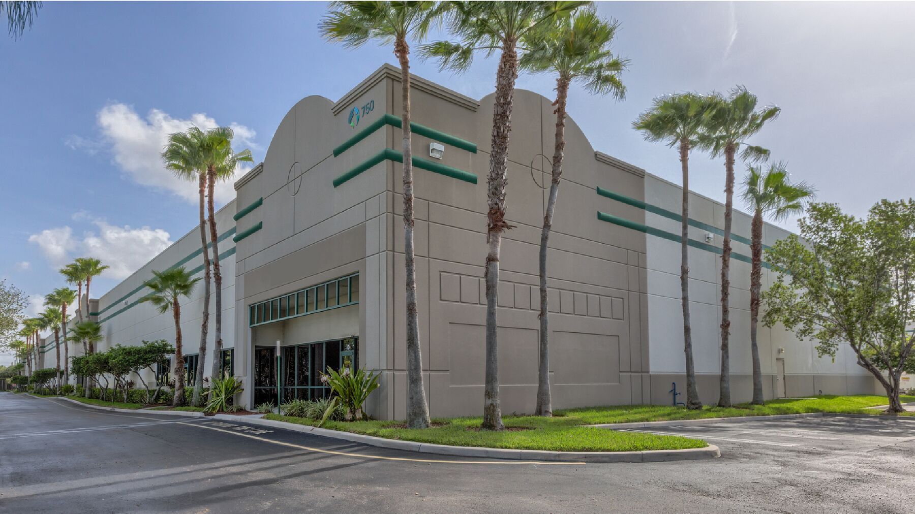700 NW 33rd St, Pompano Beach, FL à louer Photo de l’immeuble– Image 1 sur 5