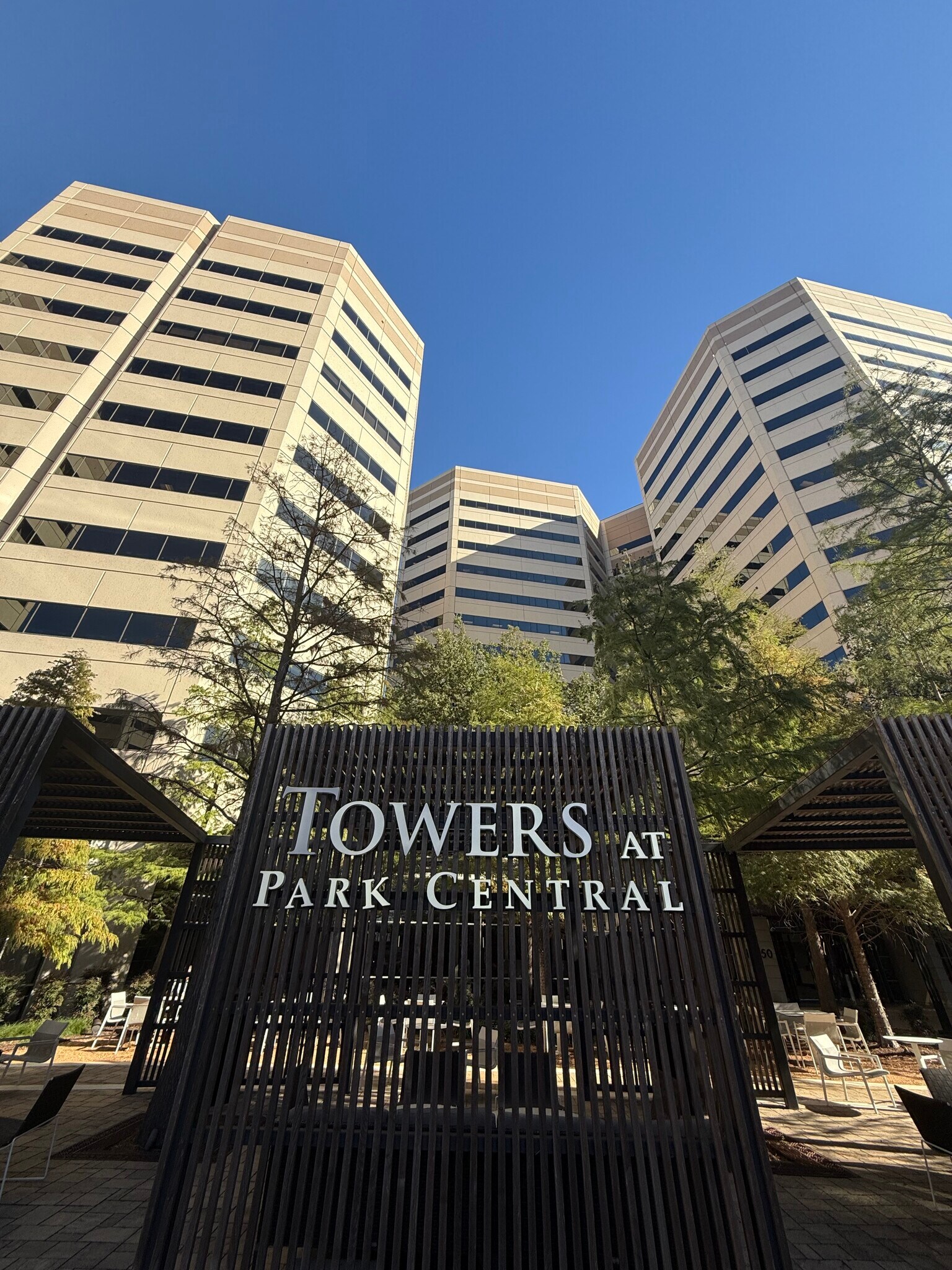 12750 Merit Dr, Dallas, TX à louer Photo de l’immeuble– Image 1 sur 16