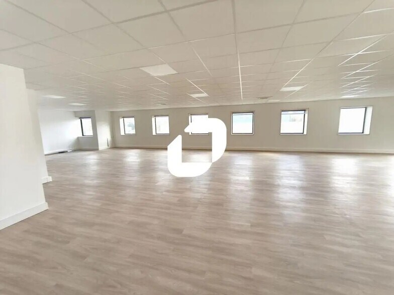 Bureau dans Rosny-sous-Bois à louer - Photo de l’immeuble – Image 3 sur 6