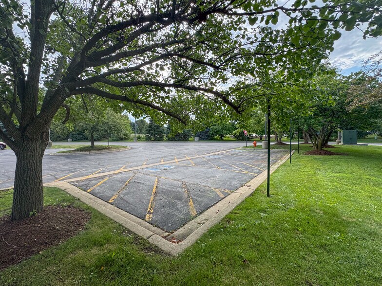 1776 Legacy Cir, Naperville, IL à vendre - Photo de l’immeuble – Image 3 sur 18
