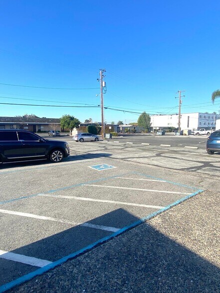 210 W College St, Covina, CA à vendre - Photo de l’immeuble – Image 3 sur 6