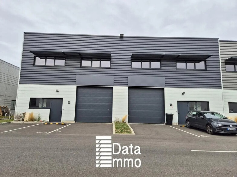 Industriel/Logistique dans Lieusaint à louer - Photo de l’immeuble – Image 3 sur 8