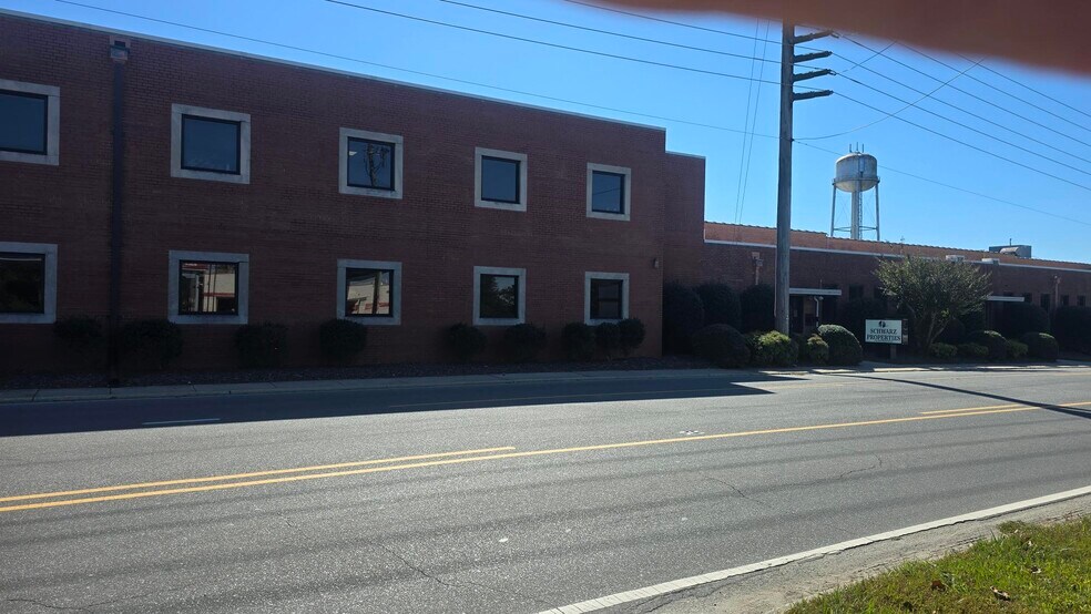 1947 N Fayetteville St, Asheboro, NC à louer - Photo de l’immeuble – Image 1 sur 10