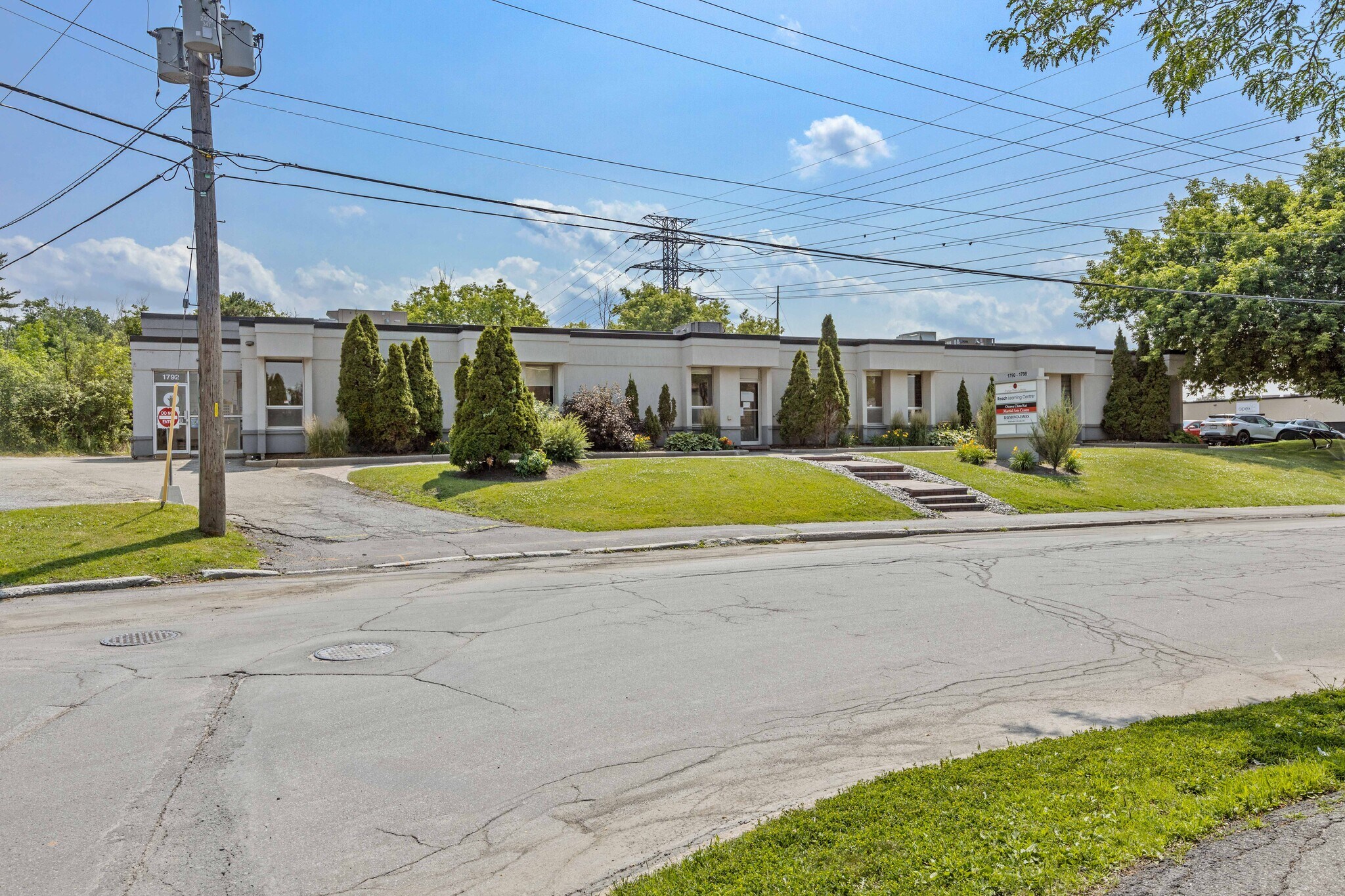 1790-1798 Courtwood Cres, Ottawa, ON à louer Photo de l’immeuble– Image 1 sur 4