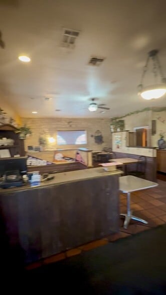 1112 South Morgan St, Granbury, TX à louer - Vidéo sur l’annonce professionnelle – Image 3 sur 5