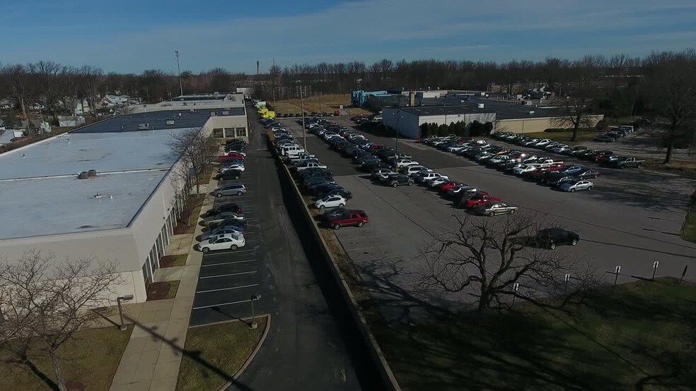 33801 Curtis Blvd, Eastlake, OH à louer - Vidéo sur l’annonce professionnelle – Image 2 sur 13