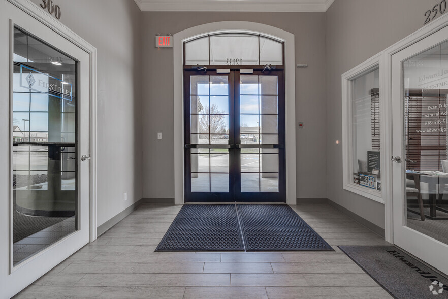 12133 S Yukon Ave, Glenpool, OK à louer - Hall d’entrée – Image 2 sur 16