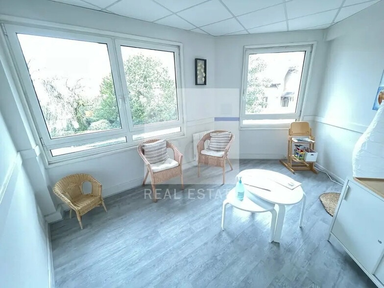 Bureau dans Champagne-au-Mont-d'Or à vendre - Photo de l’immeuble – Image 2 sur 7