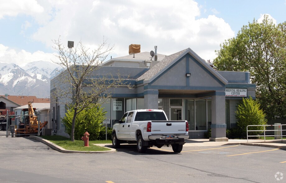 2112 N Hill Field Rd, Layton, UT à louer - Photo de l’immeuble – Image 1 sur 2